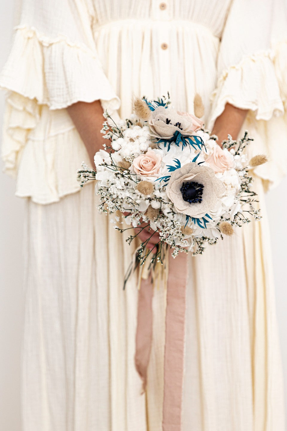 Bouquet de mariée en fleurs stabilisées et fleurs en tissu.