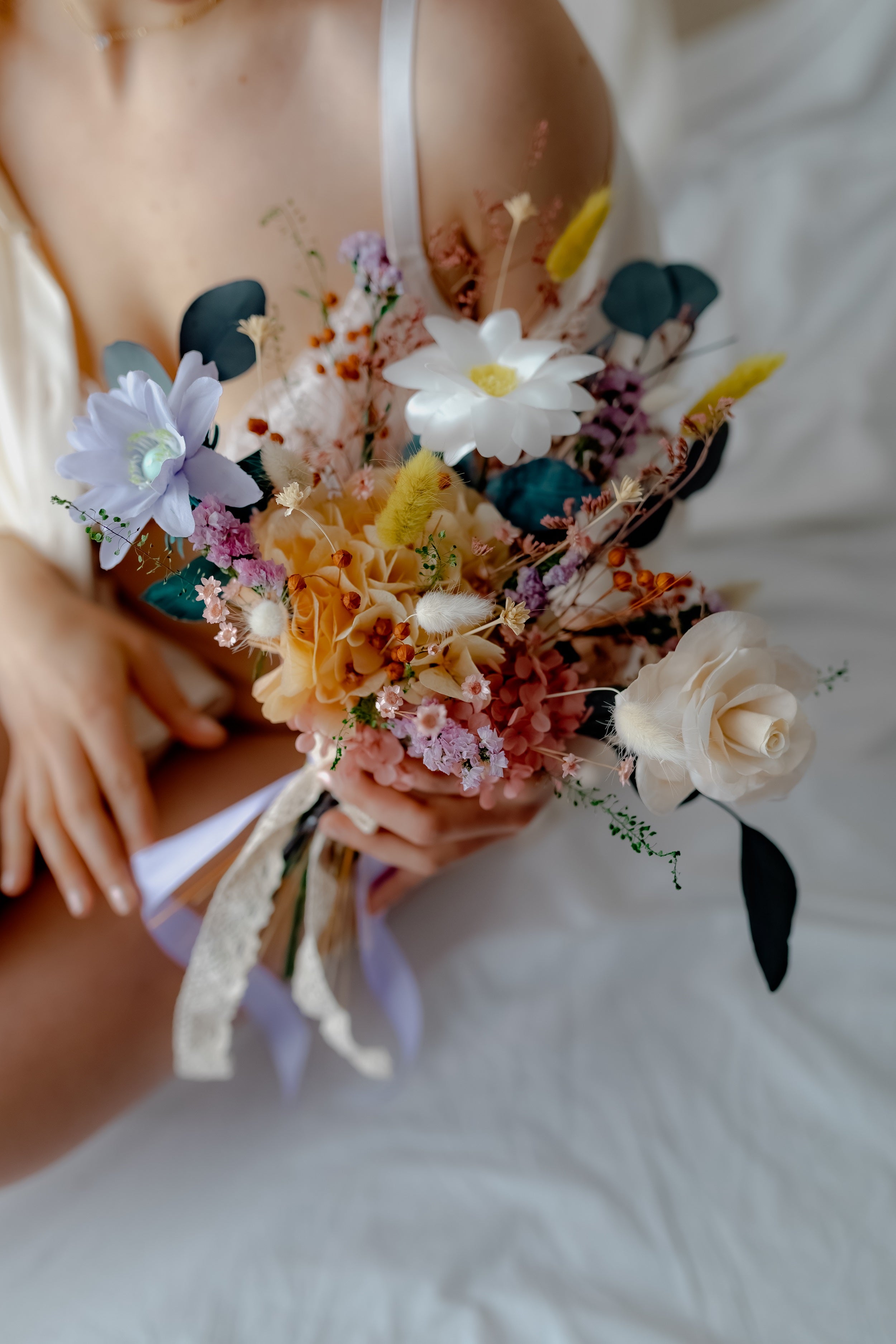 Bouquet de fleurs stabilisées et de fleurs en tissu