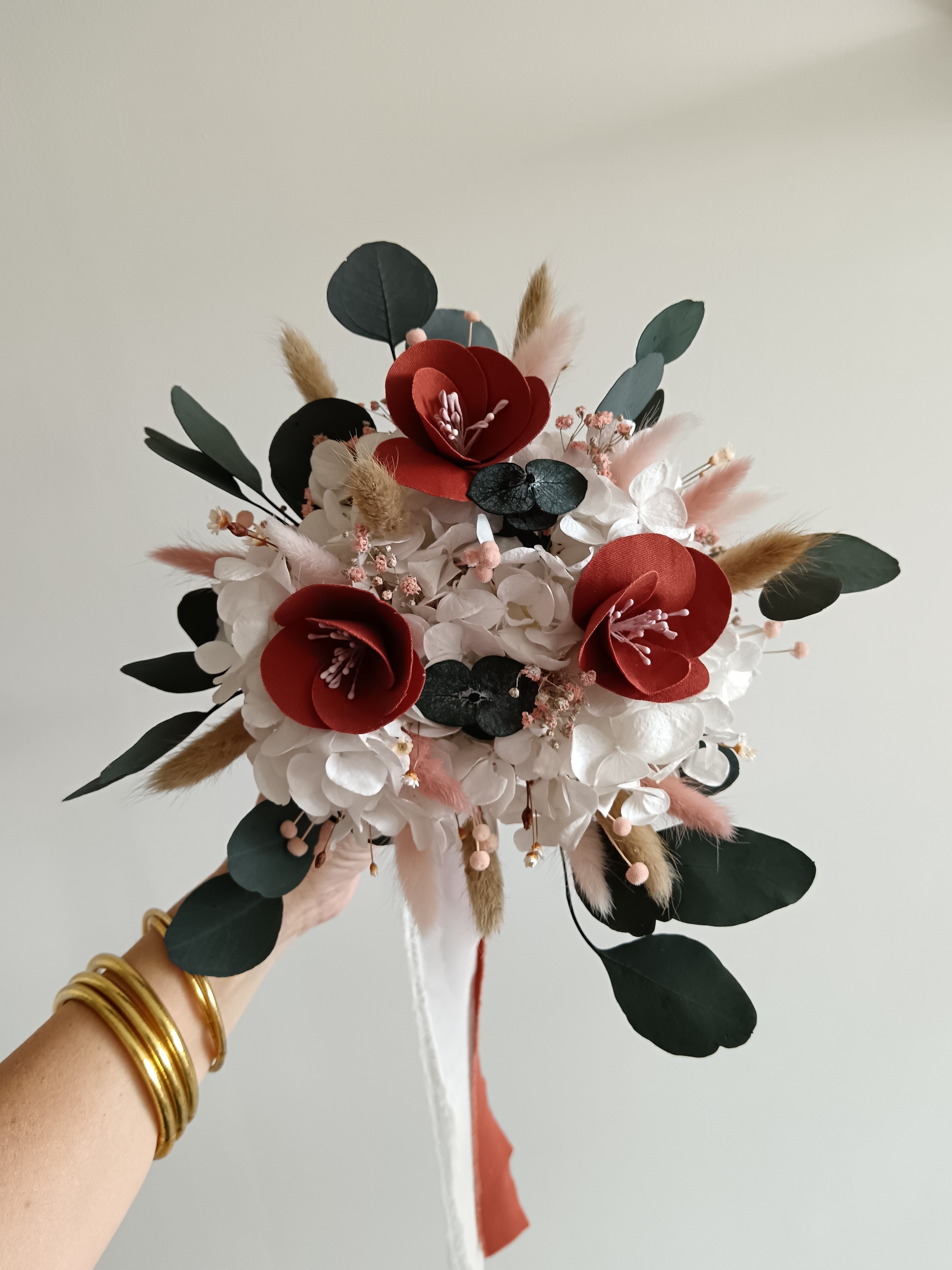 Bouquet mariée en fleurs stabilisées et fleurs en tissu