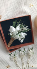 Broche fleurs Mariage. Boutonnière en fleurs stabilisées et en tissu