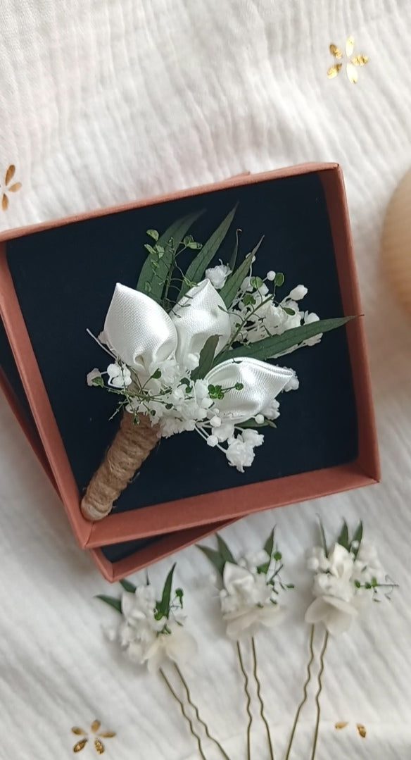 Broche fleurs Mariage. Boutonnière en fleurs stabilisées et en tissu