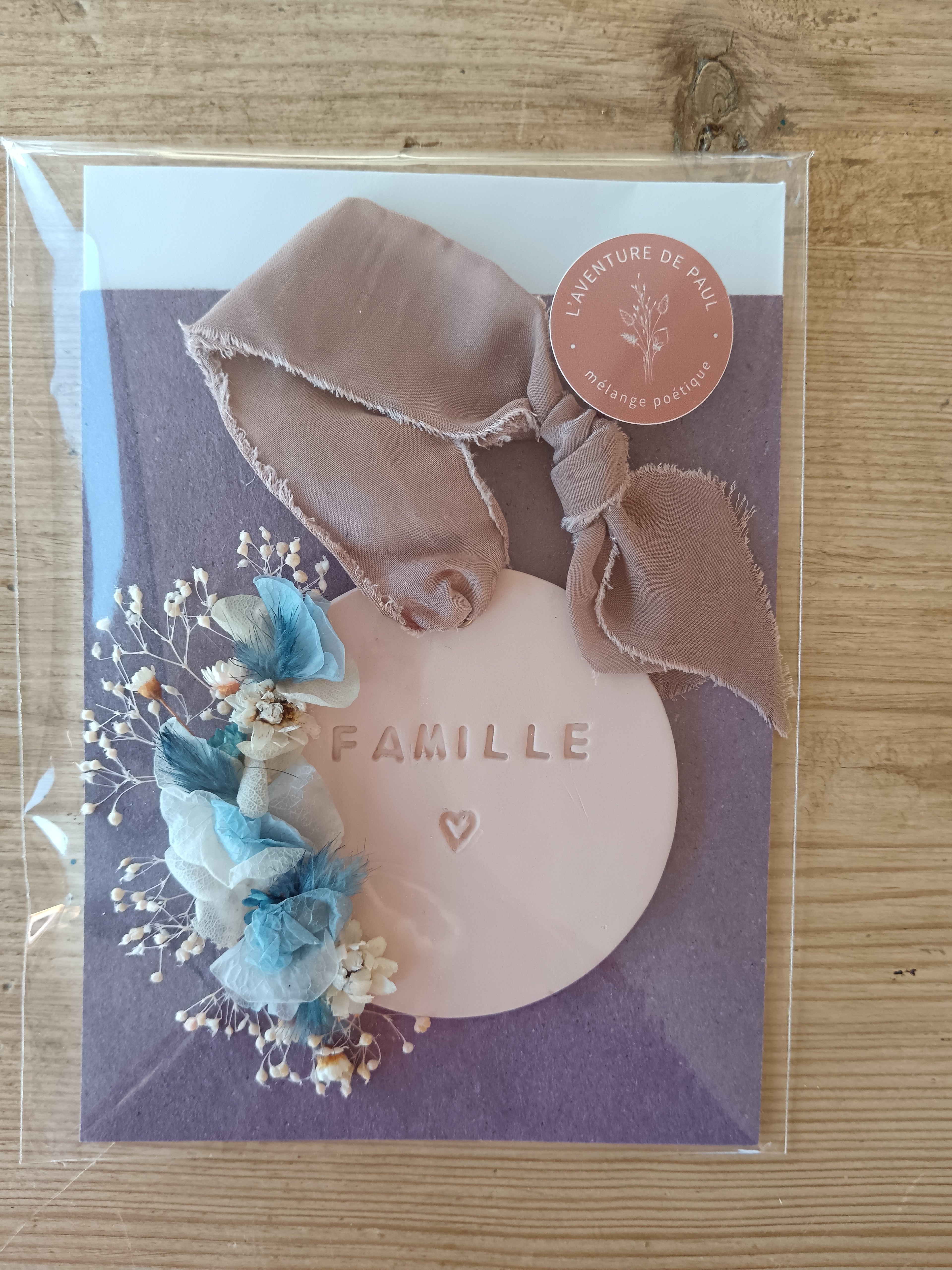 Médaillon argile et fleurs stabilisées "Famille"