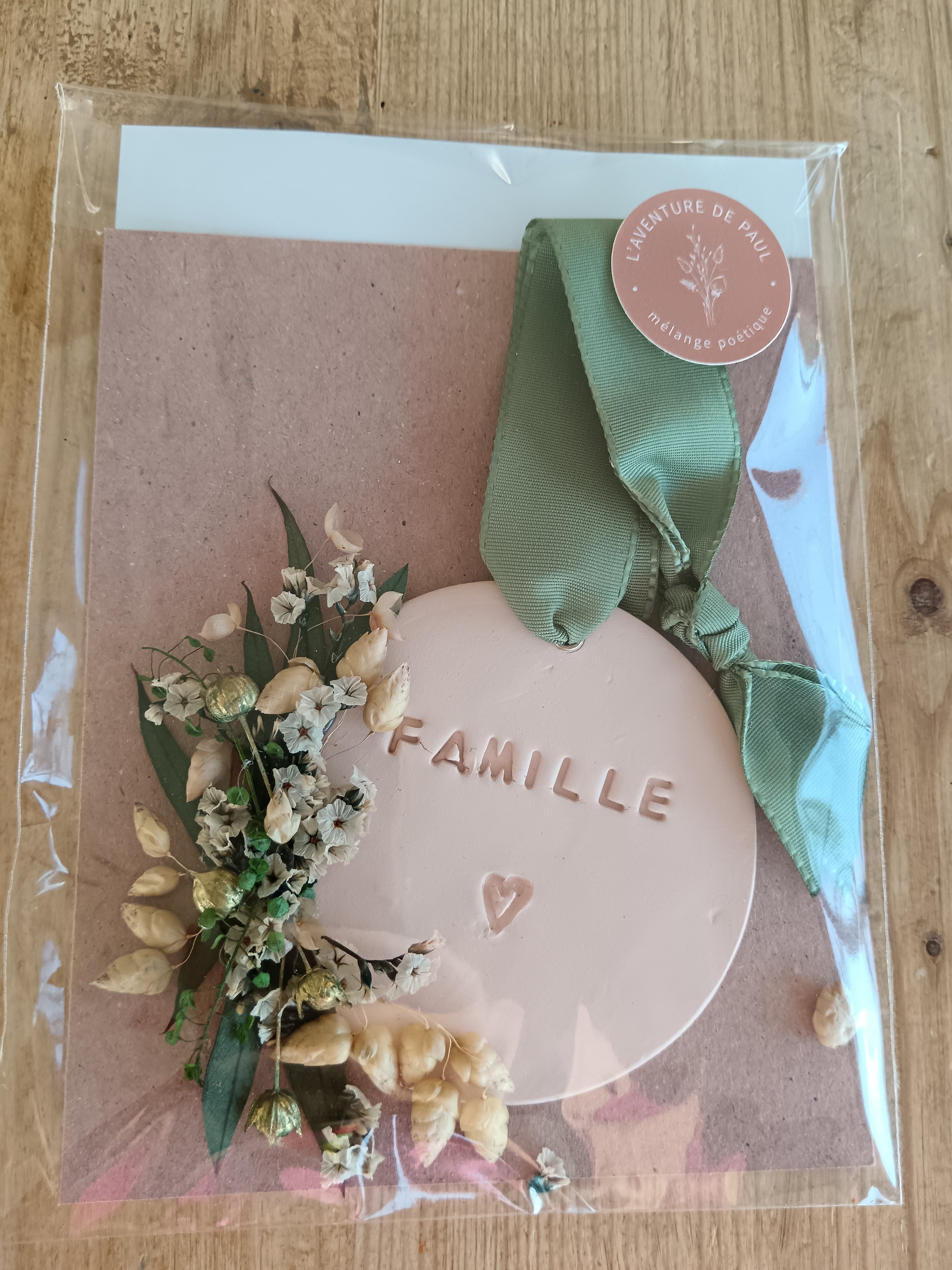 Médaillon argile et fleurs stabilisées "Famille"