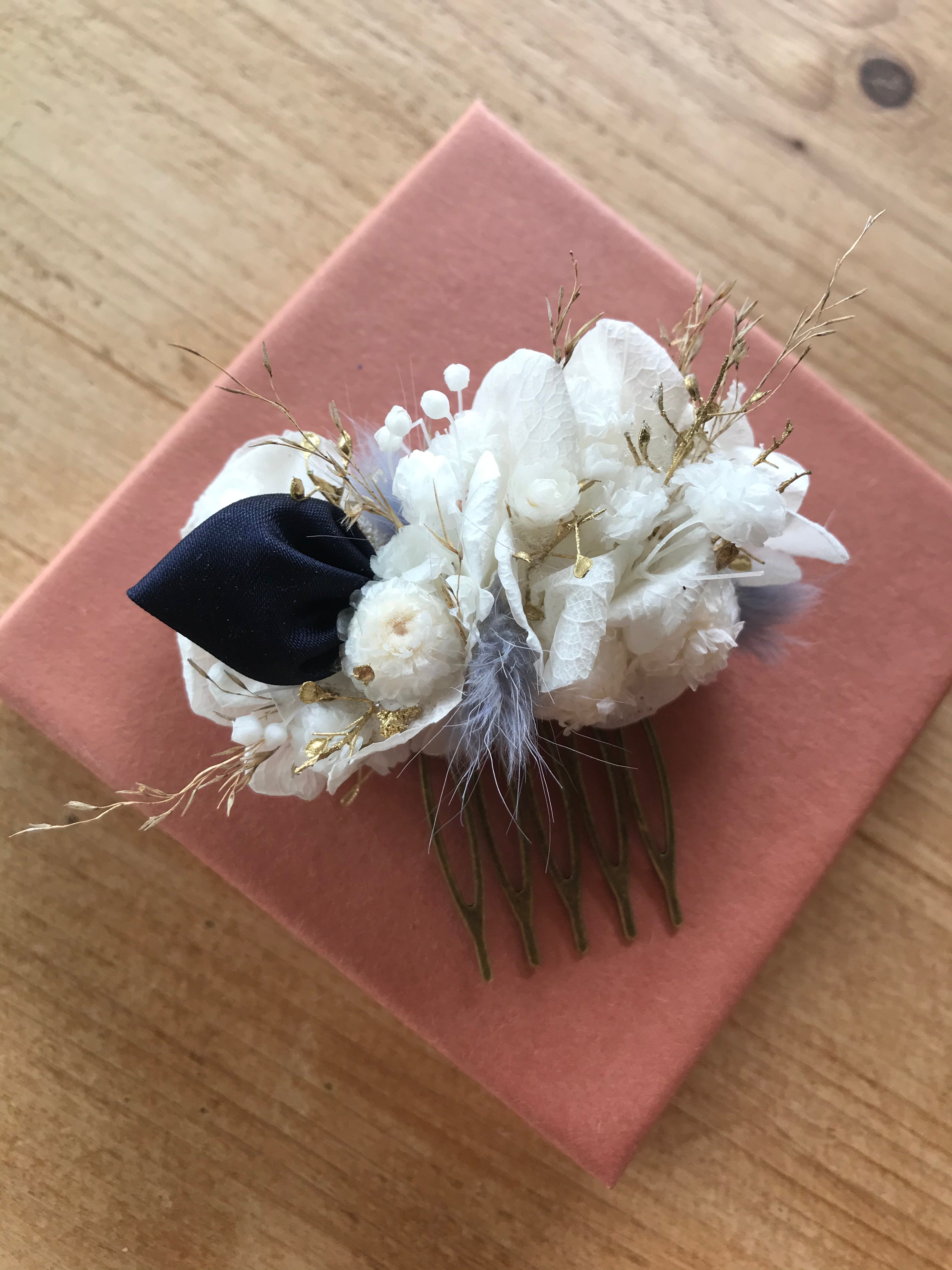 Peigne fleuris en fleurs stabilisées et fleurs en tissu