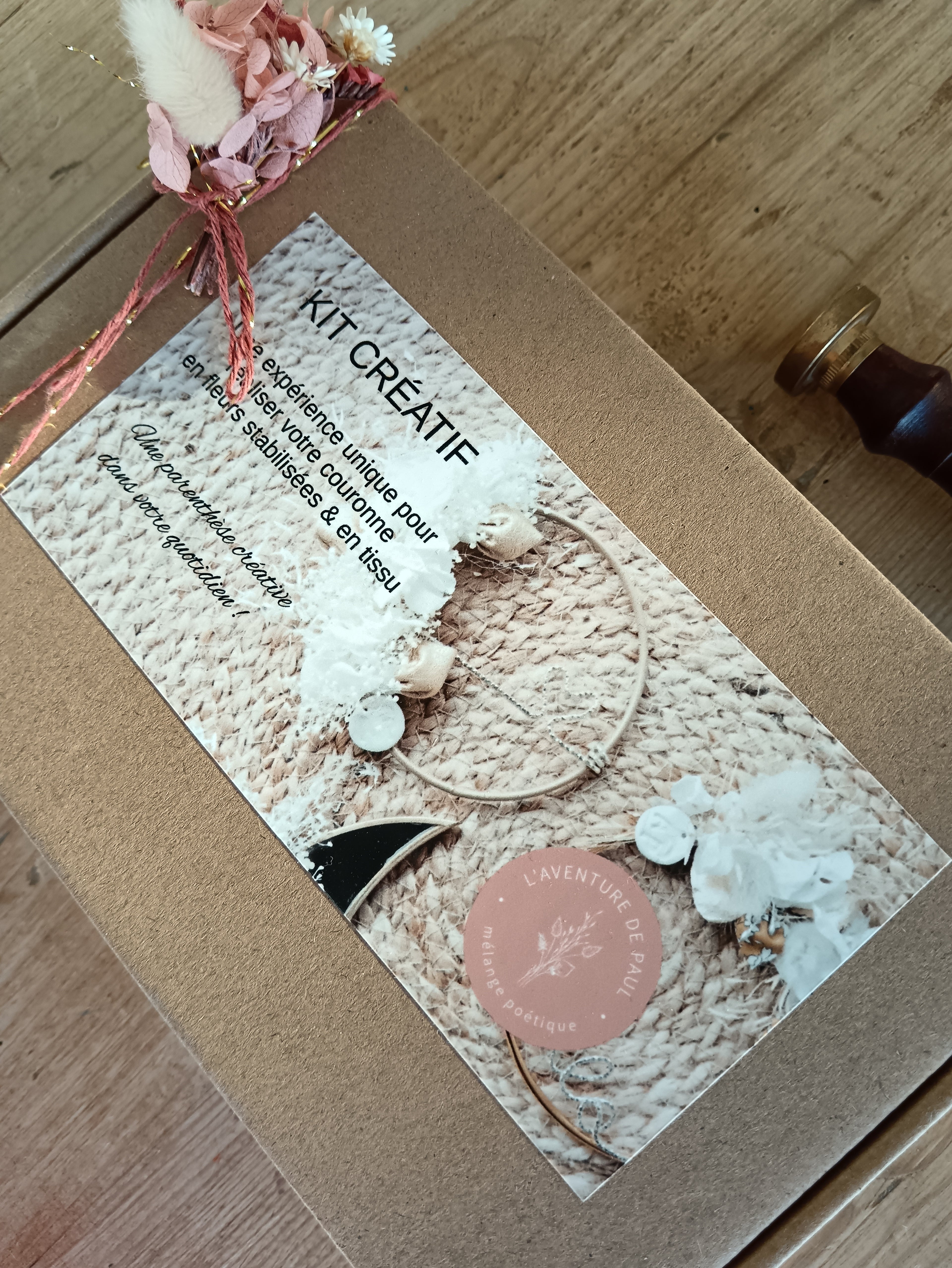 Kit créatif d'une couronnes en fleurs stabilisées et tissu