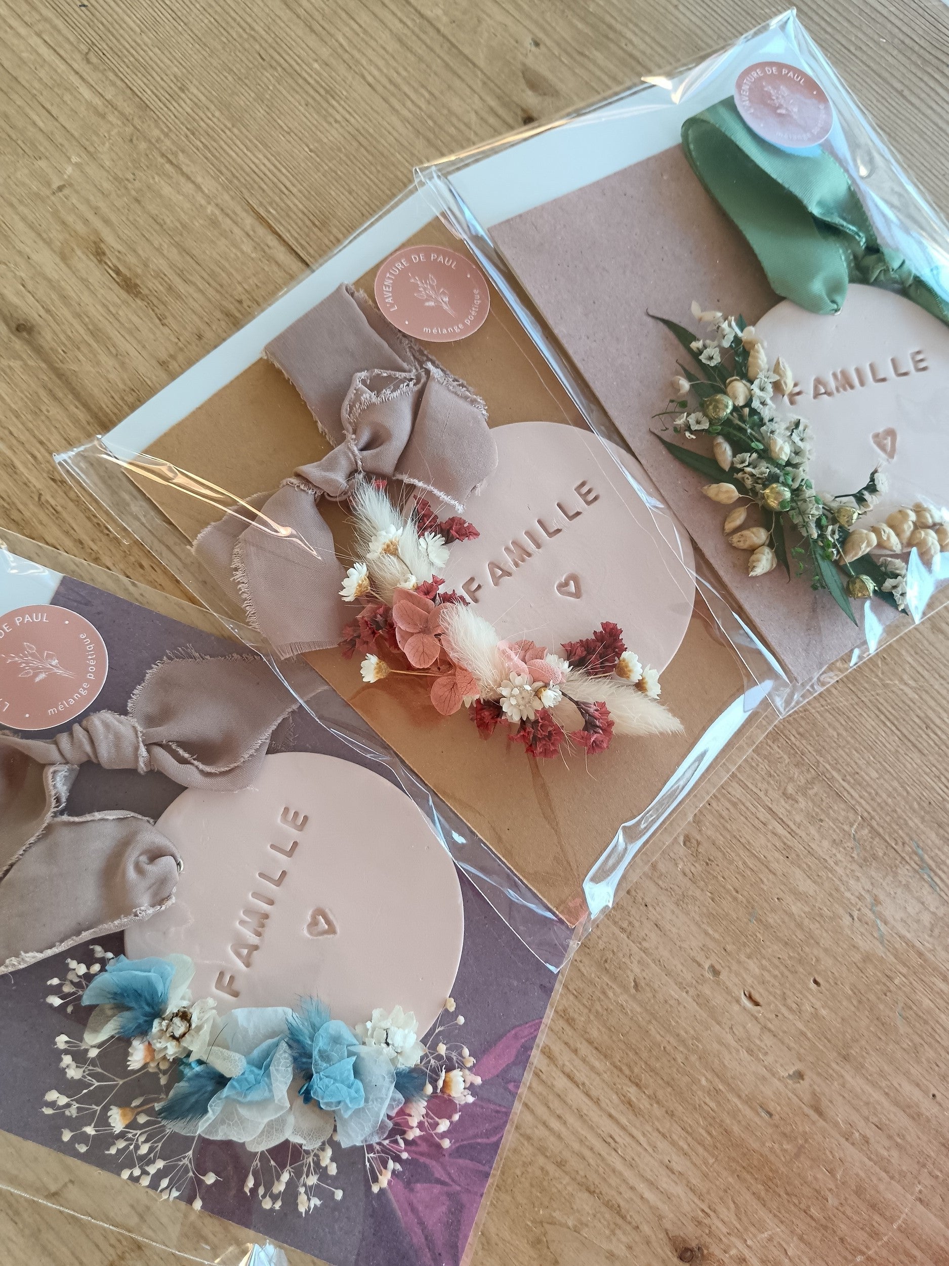 Médaillon argile et fleurs stabilisées "Famille"