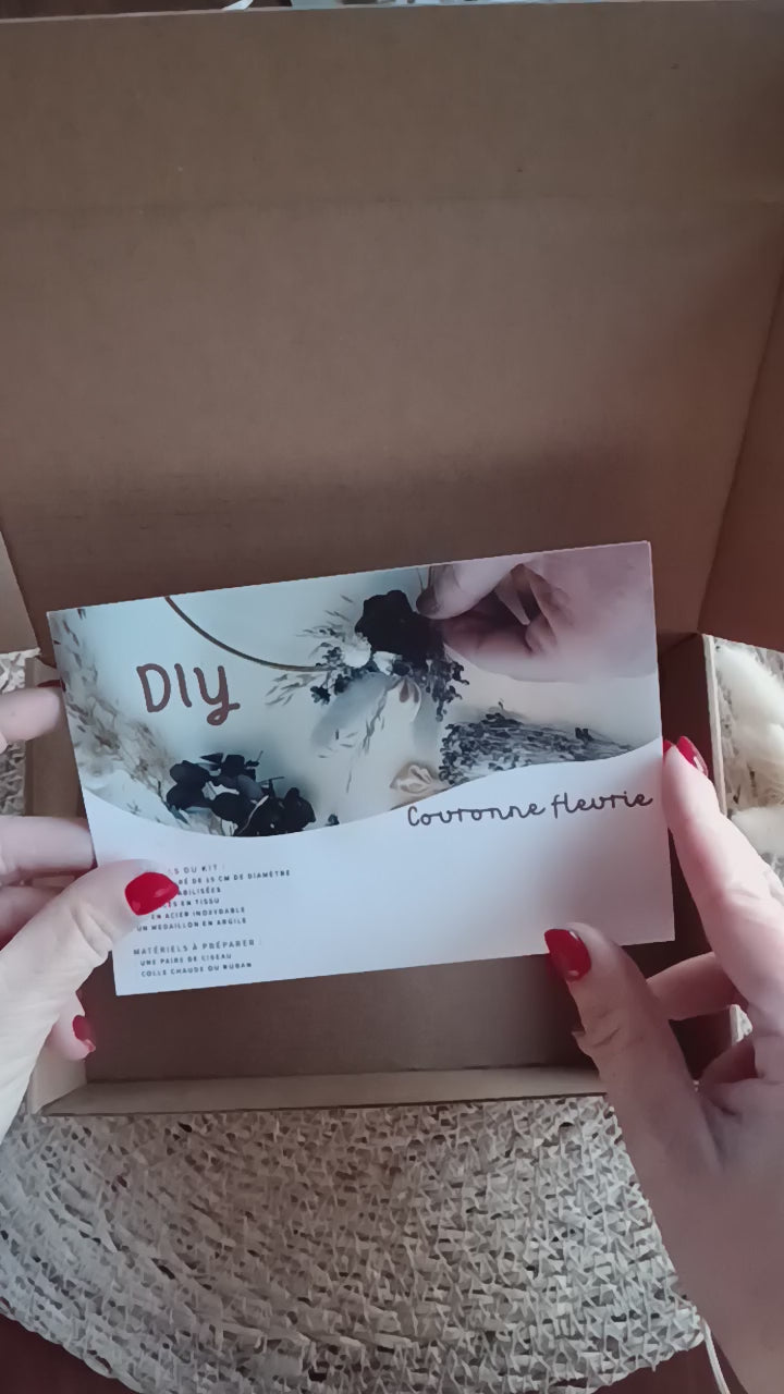 Kit créatif d'une couronnes en fleurs stabilisées et tissu